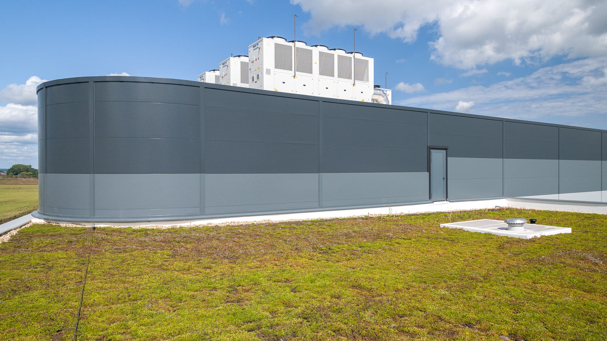 AG e-Commerce groen dak met airco-units en sedumdak